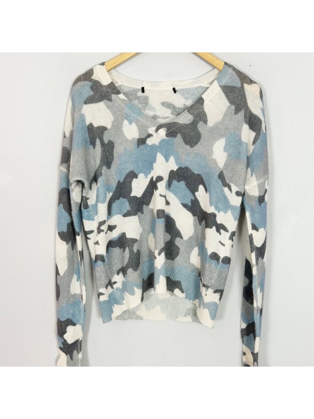 360 Cashmere Blue & Gray Camo Sweater V-neck Size Small Women's